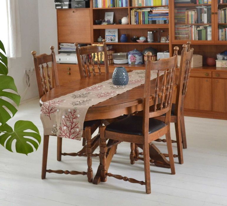 Set cu masa si 5 scaune din lemn de stejar masiv