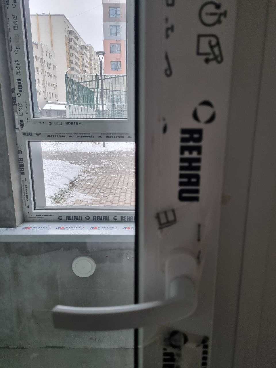Балконная дверь и окно фирмы Rehau