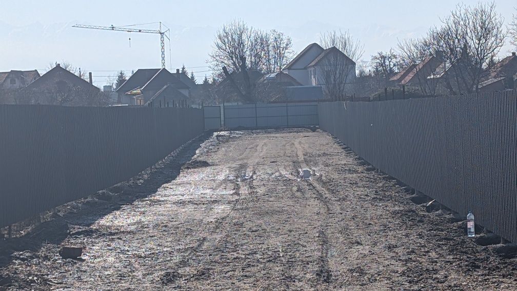 Vând teren intravilant in Făgăraș cânepi gard și porți noi