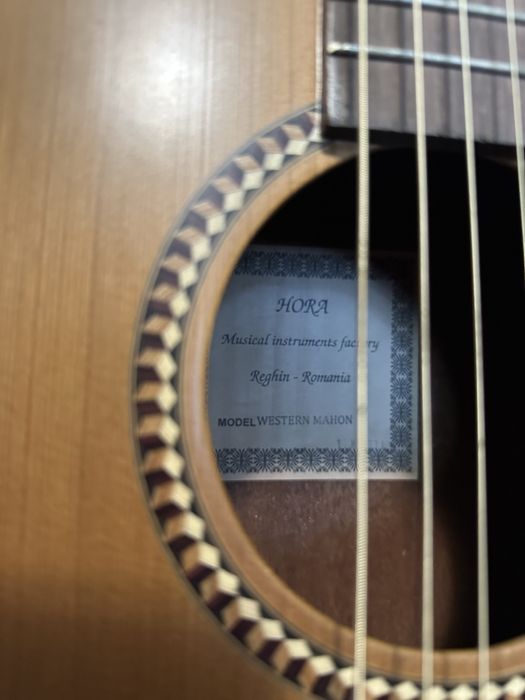 Chitara acustica Hora Western cu corzi noi elixir