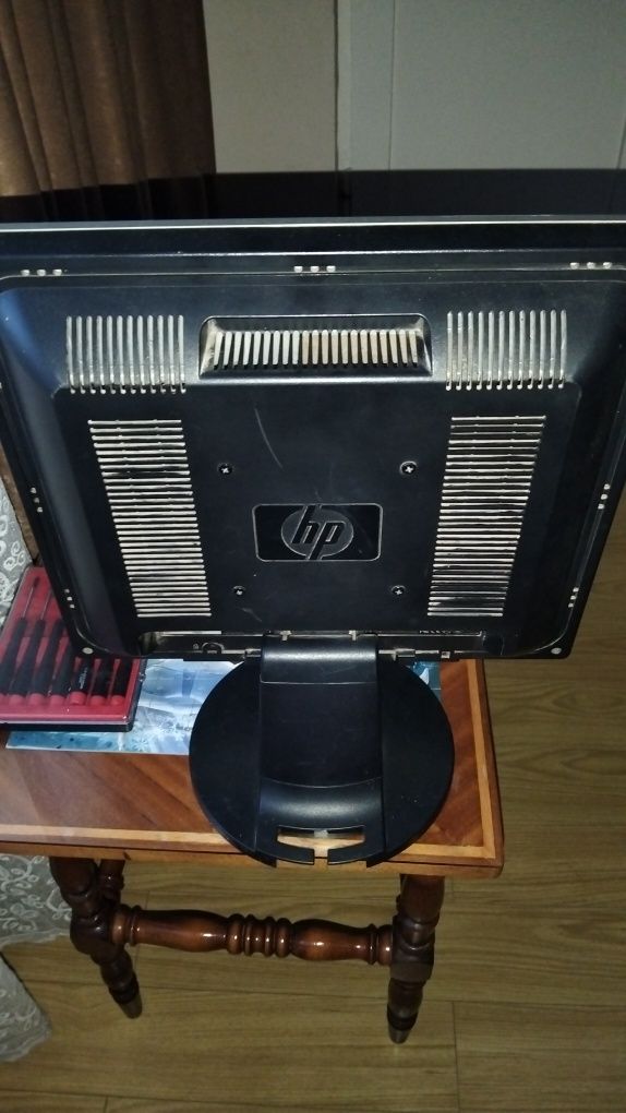 Vând monitor HP 17 inch in stare impecabila ( cablu alimentare .