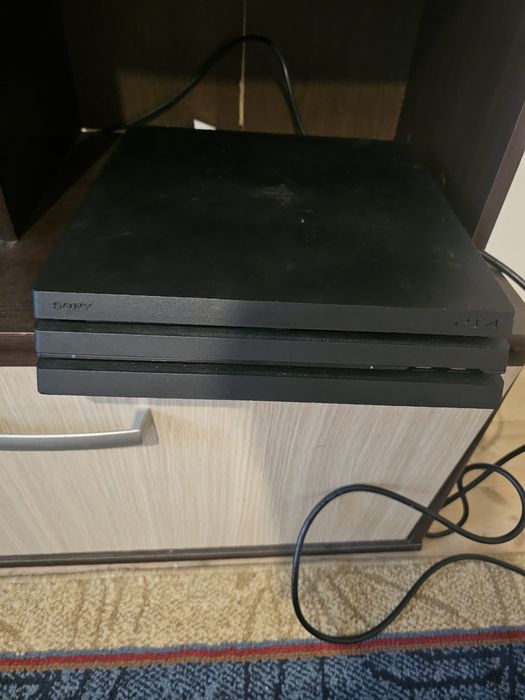 Vand ps4 pro cu o maneta