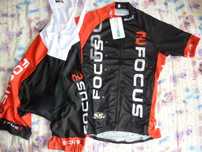 Echipament ciclism Focus rosu set pantaloni tricou jersey