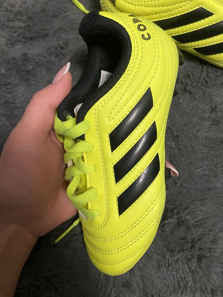 Adidas fotbal 28