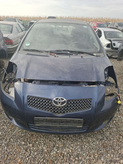 Vand bara fata ,capota Toyota Yaris