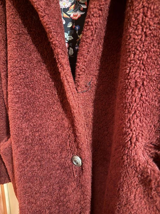 Тъмночервено пухено палто