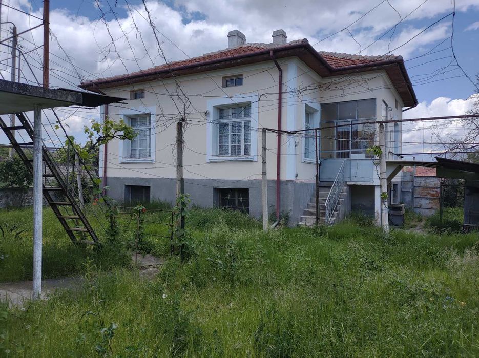Къща с гараж в село Богдан