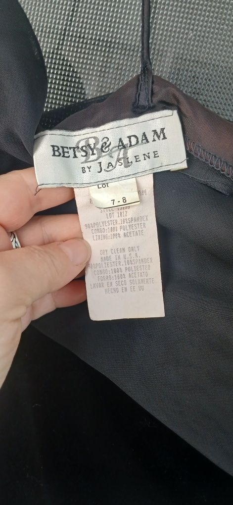 Vând rochie neagră de seară