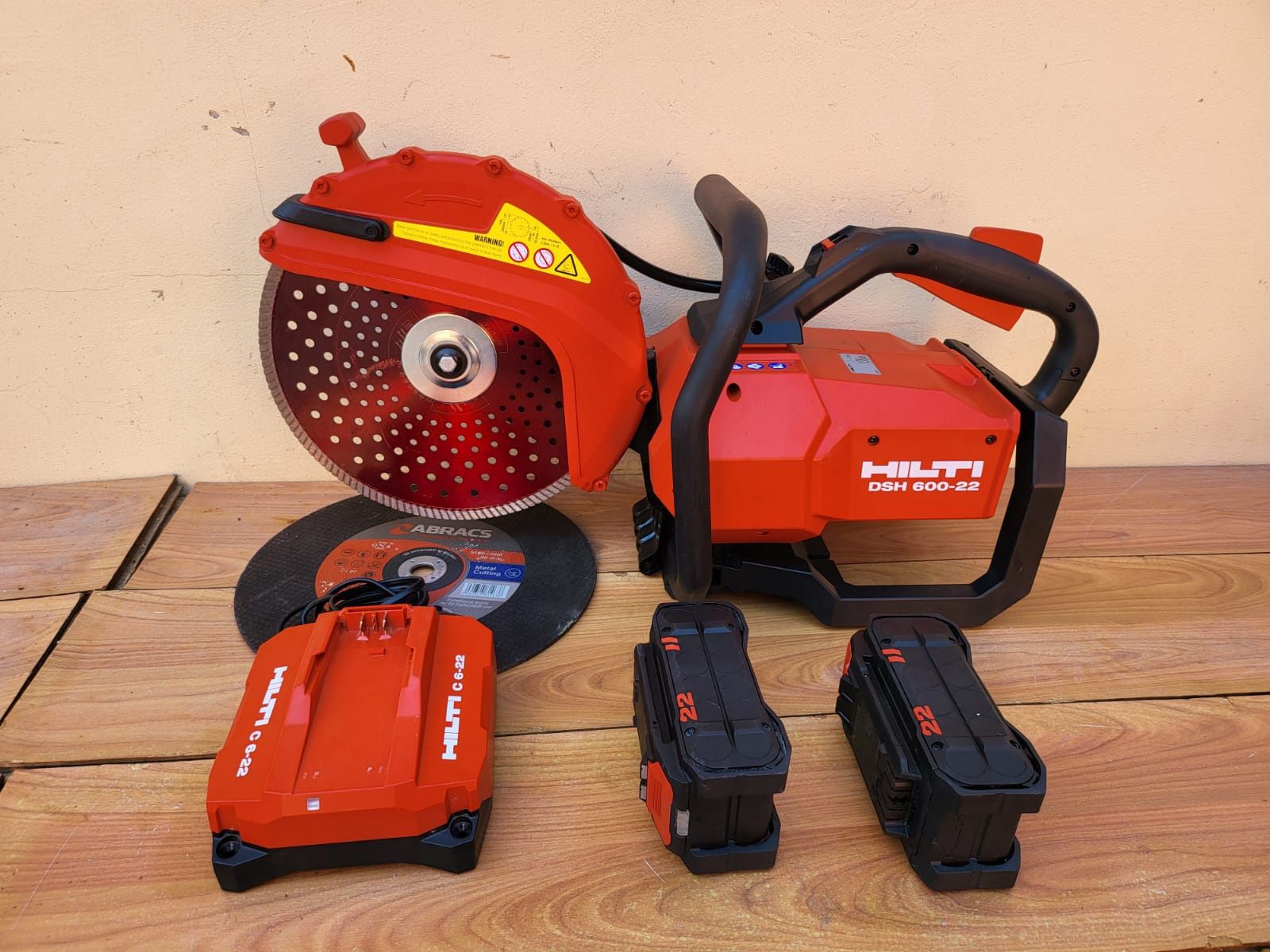 Fierăstrău de tăiat beton , fier , cărămidă pe Hilti DSH 600-22