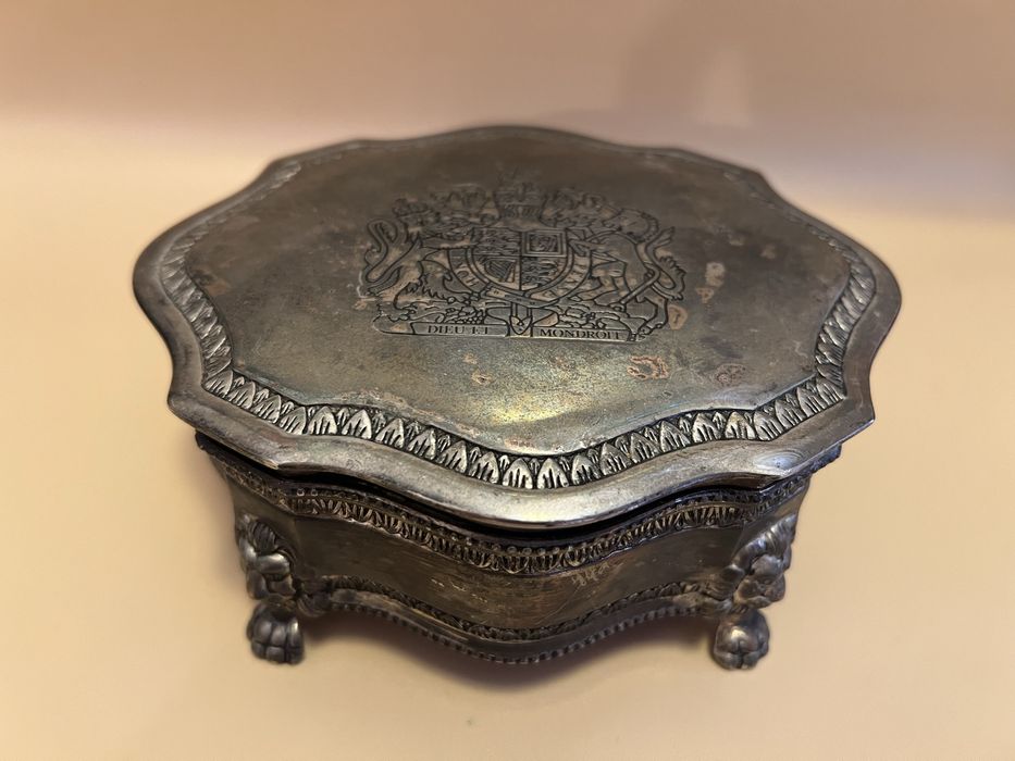 Cutie bijuteterii realizata fin staniu argintat.