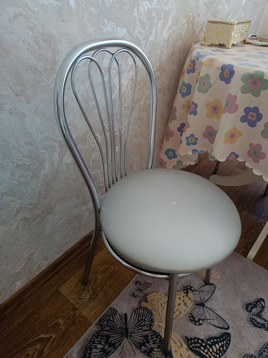 Продам стулья  с  чехлами корпус,ножки хромированные Польша