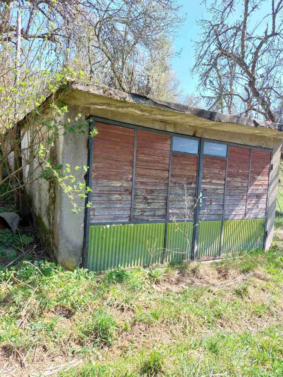 Продава се стара къща