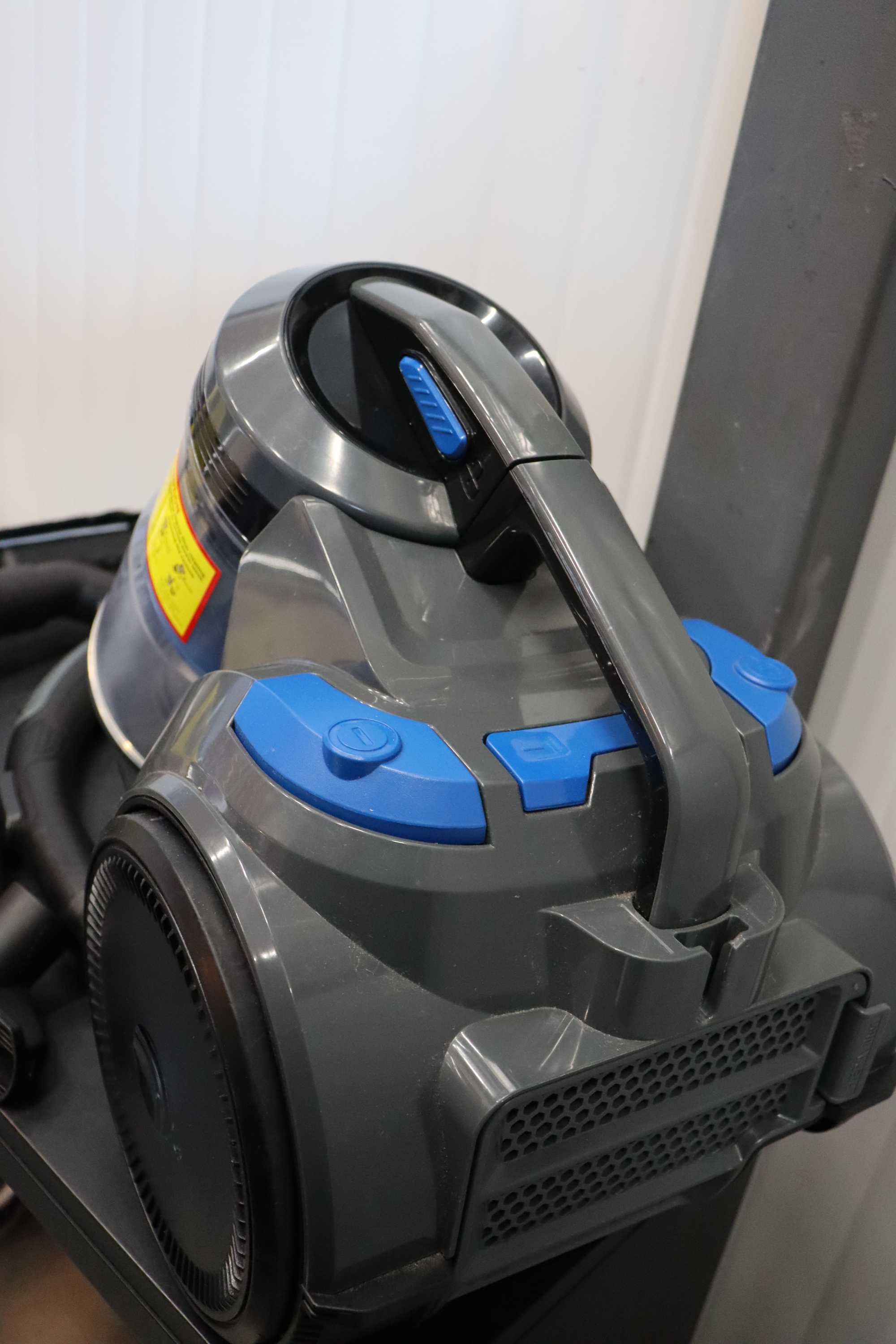 Цилиндрична прахосмукачка Amazon Basics без торба за прах, 2,5L 700W