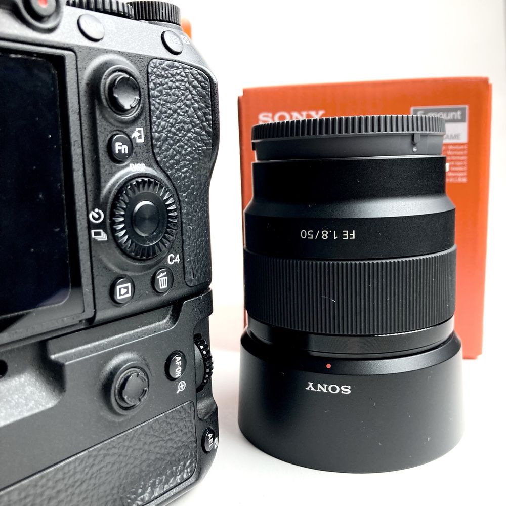 SONY A7III с грип, обектив 50мм и гаранция