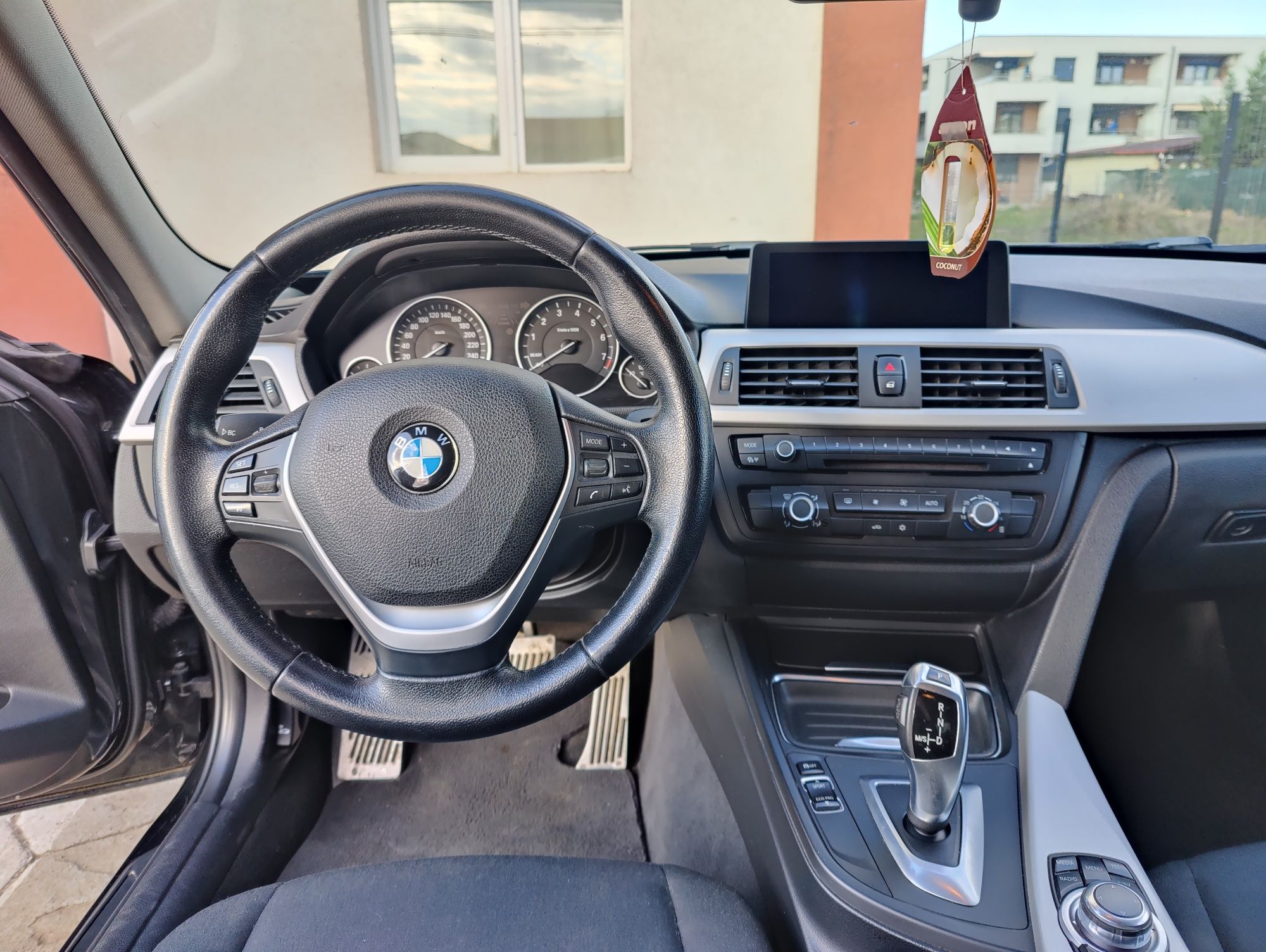 Vând BMW 320i F30