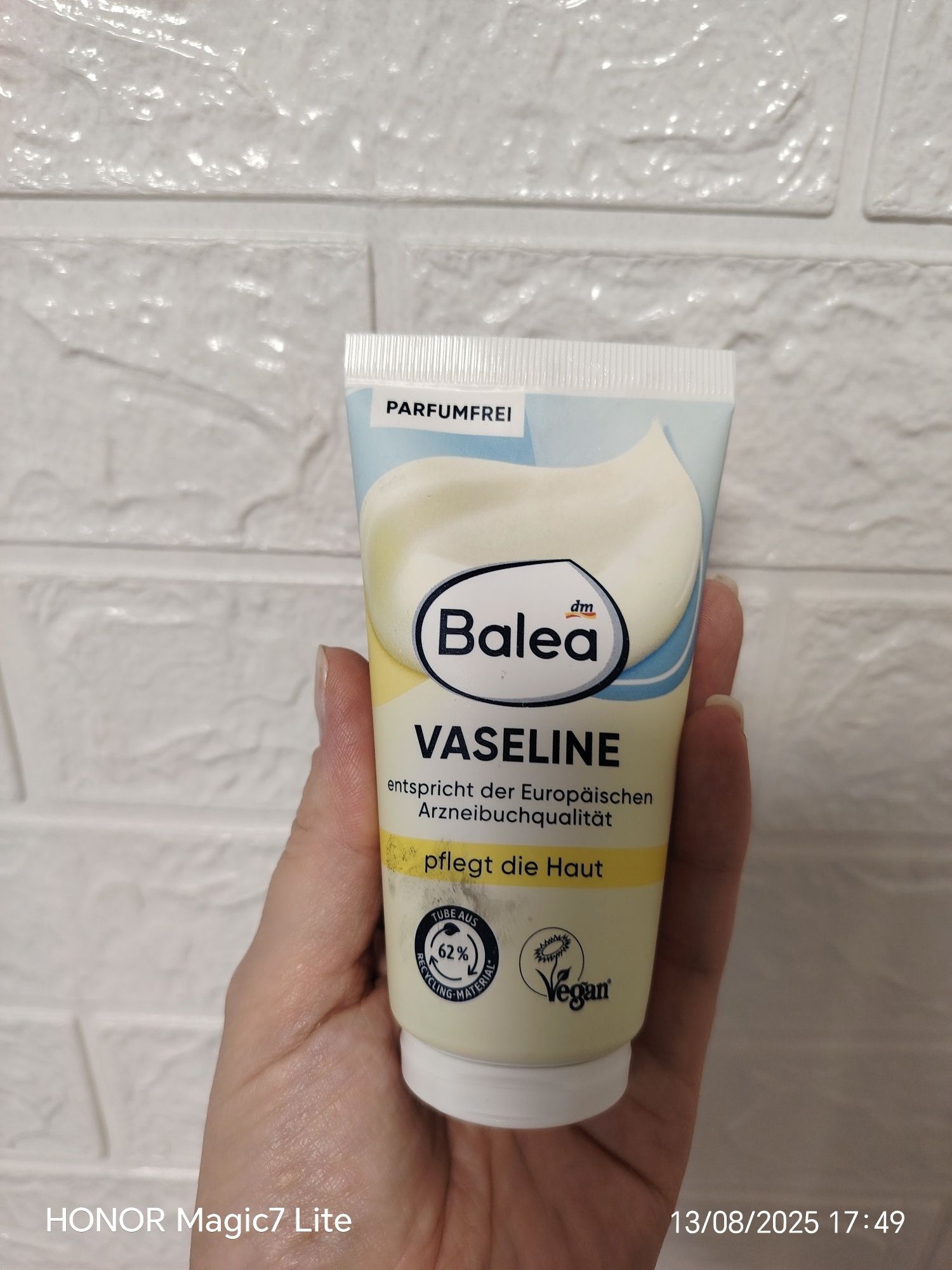 Mane'n'tale шампоан, вазелин balea, шнола цвете