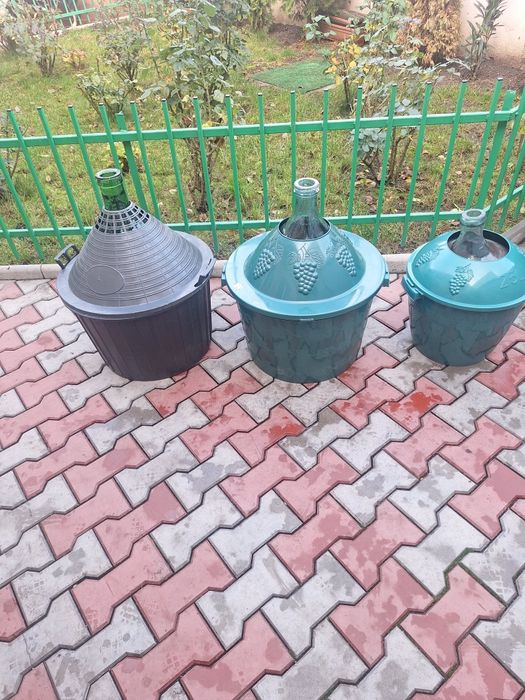 Damigene cu cos de plastic de 54,50,25 ,și 25 litri.