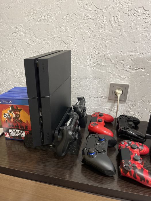 PlayStation 4 (PS4) + 8 Игр + 6 геймпадов + наушники