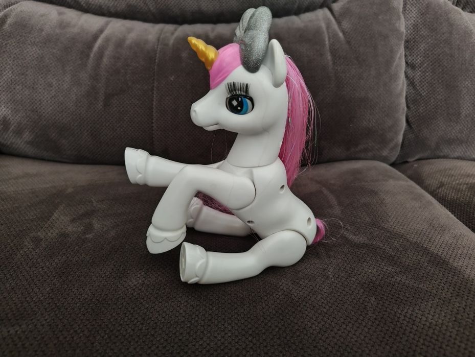 Ponei cu sunete și clipuri din ochi