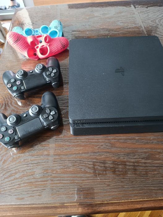 Play Station 4 Slim 1TB  и 2 контролера