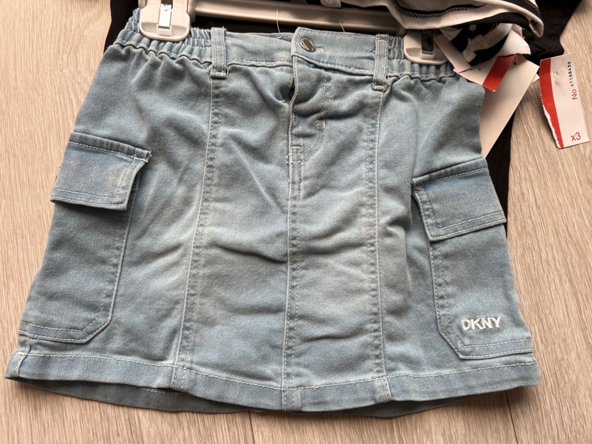нов комплект DKNY за момиче  6 години ( oт 3 части ) – оригинален