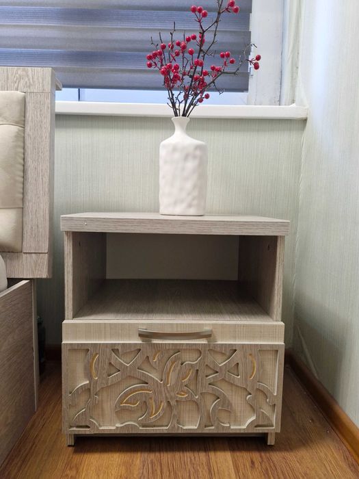 Кровать двуспальная и две тумбочки