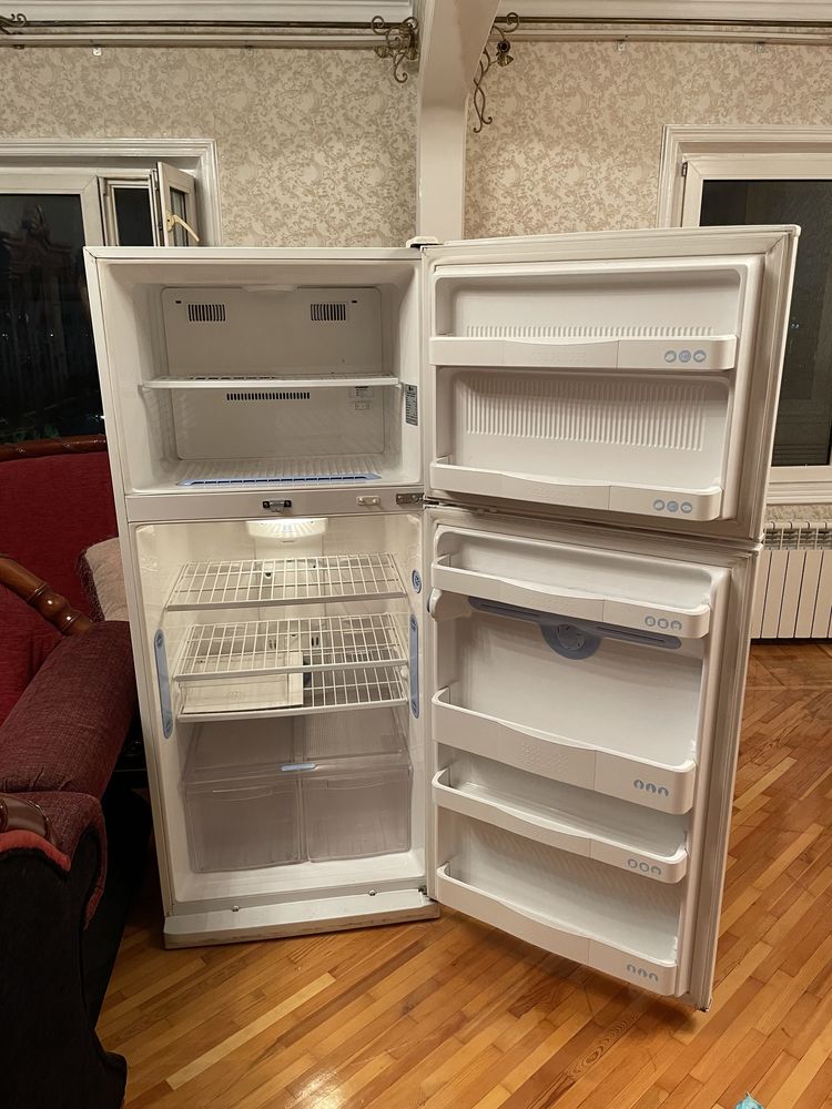 Холодильник LG (550 литр). Состояние отличное. Торг уместен.
