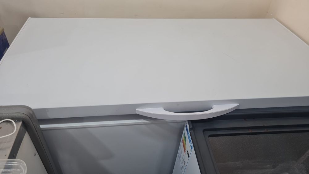 Продам 2 морозильника  одной марки в связи с закрытием магазина