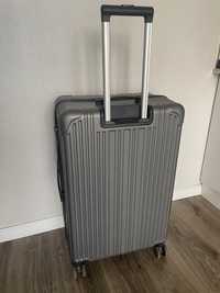 Серый  цвет чемодан  новый в коробкет недавно покупали