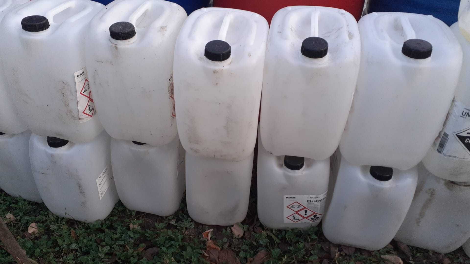 bidoane de plastic de 20 si 25 litri ,ideale pentru benzina , ulei ars