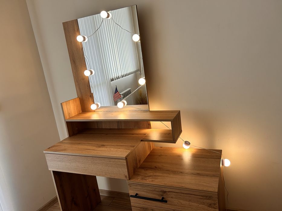 Тоалетка с лампички