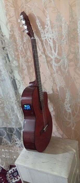 Gitara sotiladi holati juda zoʻr ideal