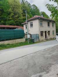 Къща с двор в Троянския Балкан