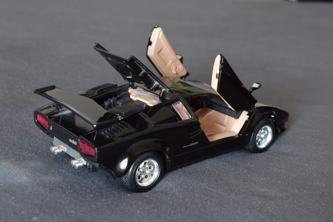 Macheta Lamborghini Countach 1:24