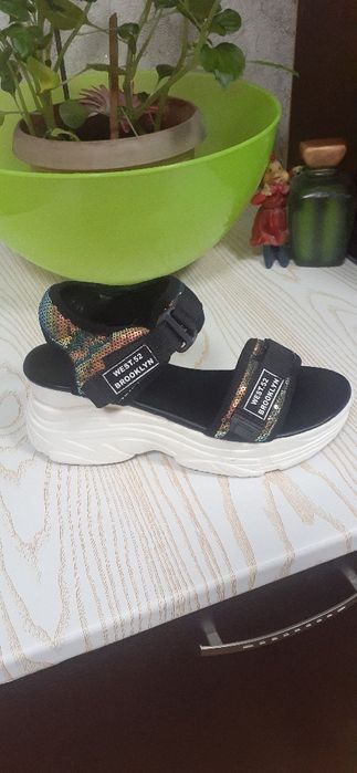 Продам босоножки летние