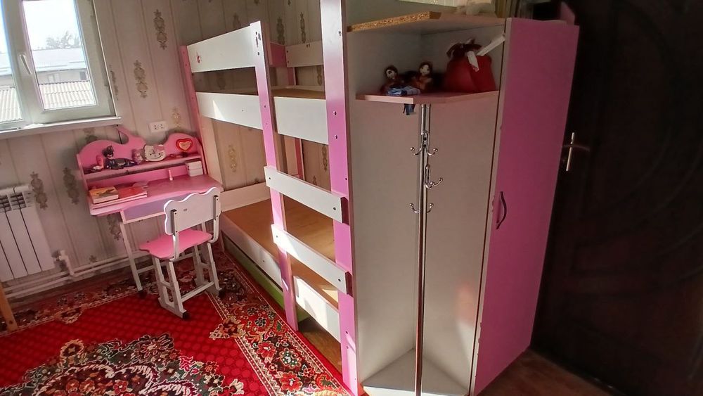 Ikki qavatli krovat stol va stuli bilan. Кровать двухэтажный с столи с