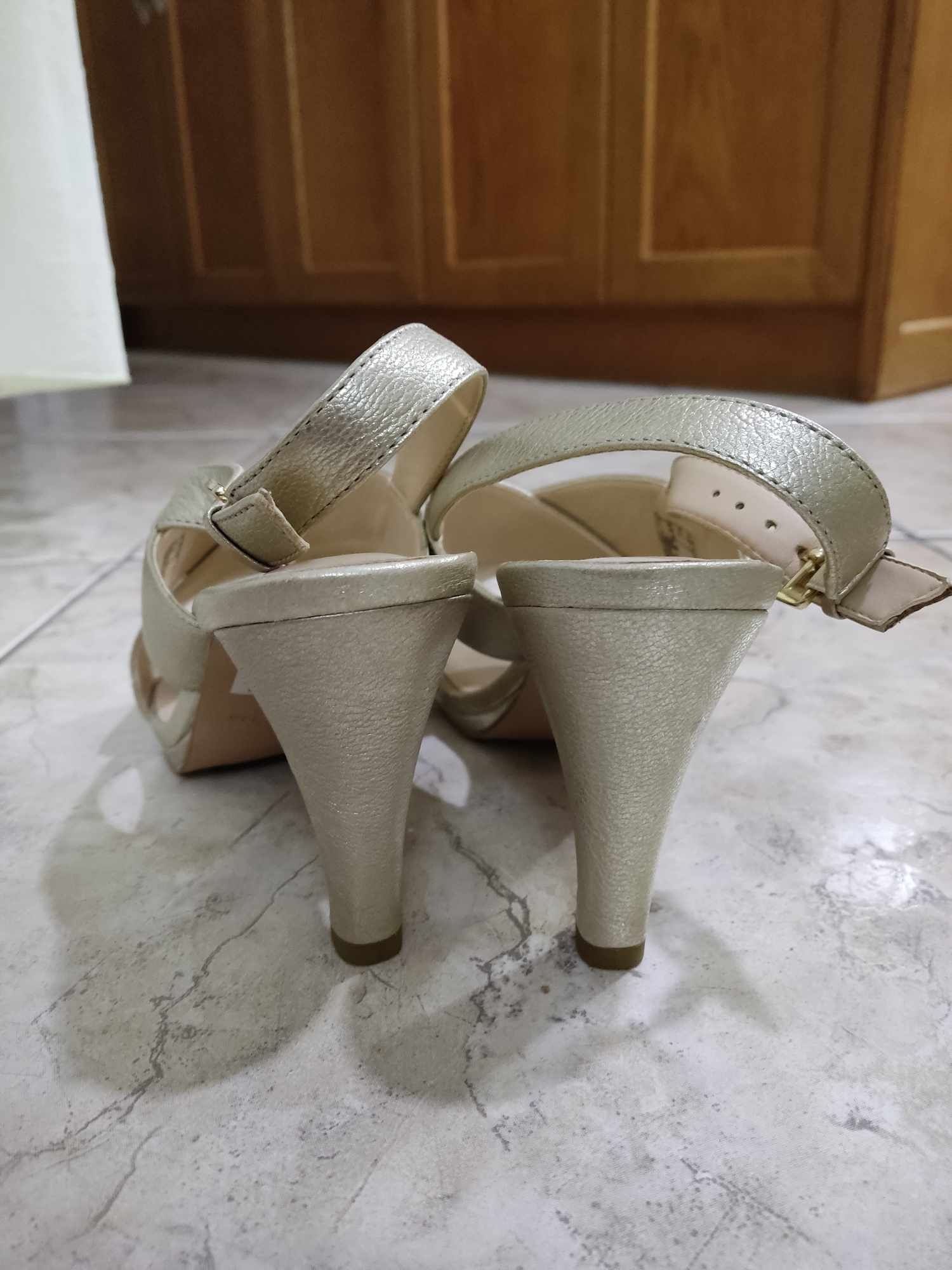 Vând Sandale dama.. elegante, noi, nepurtate, Clarks, mărimea 41