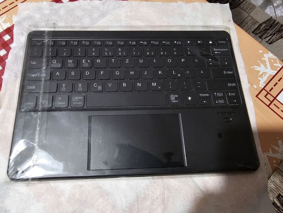 Tastatura bluetouth noua  iluminat