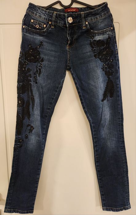 Модерни дамски дънки с бродерия