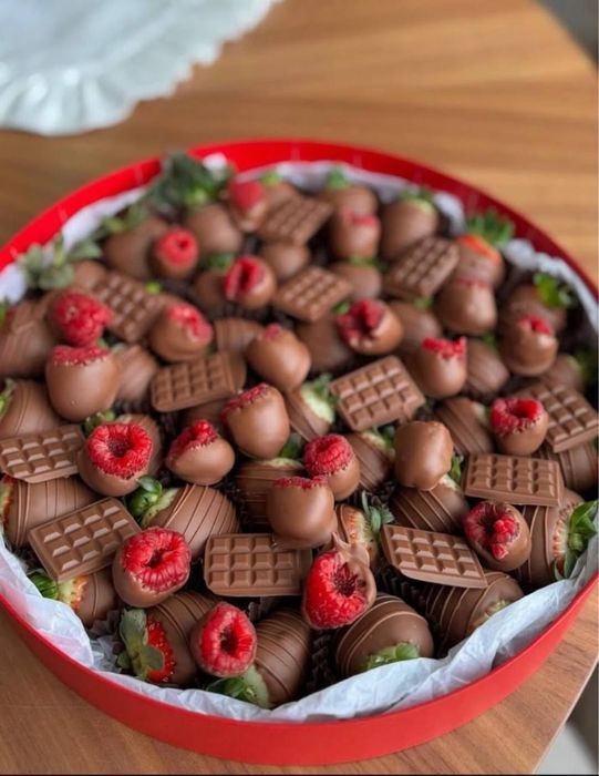 Qulupnay va shokolad 8 mart