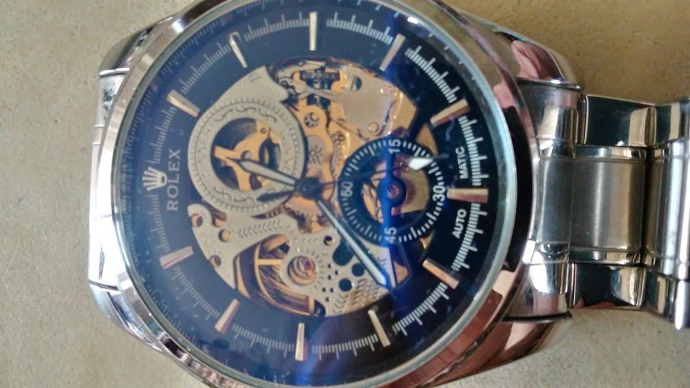 Vînd ceasuri automatice.Pret 300  leiun rolex si 400 Cartier.1000 toat