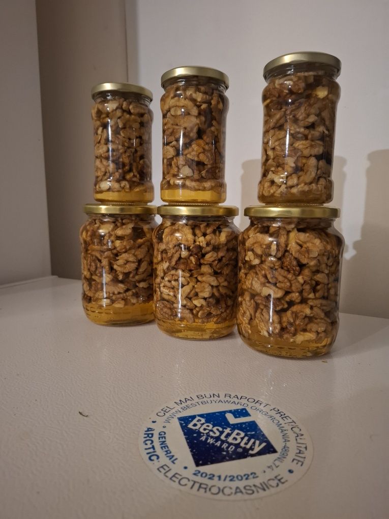Miere de salcam cu nucă