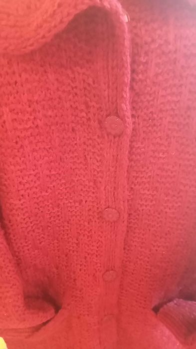 Ръчно плетена вълнена жилетка.