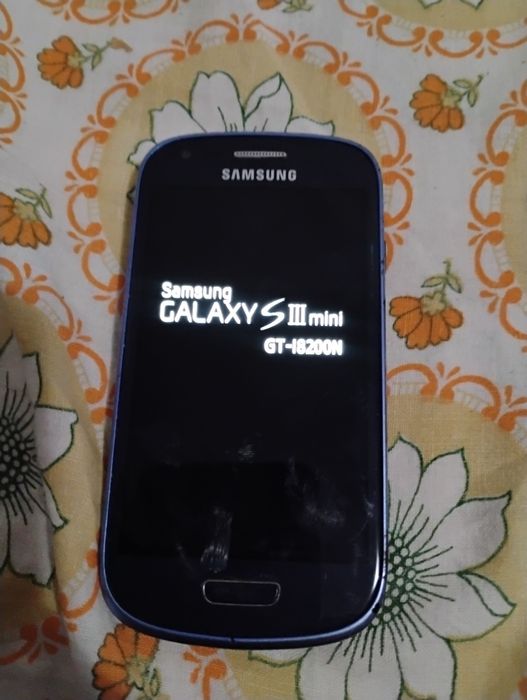 Vând 3 telefoane toate la 100 de lei