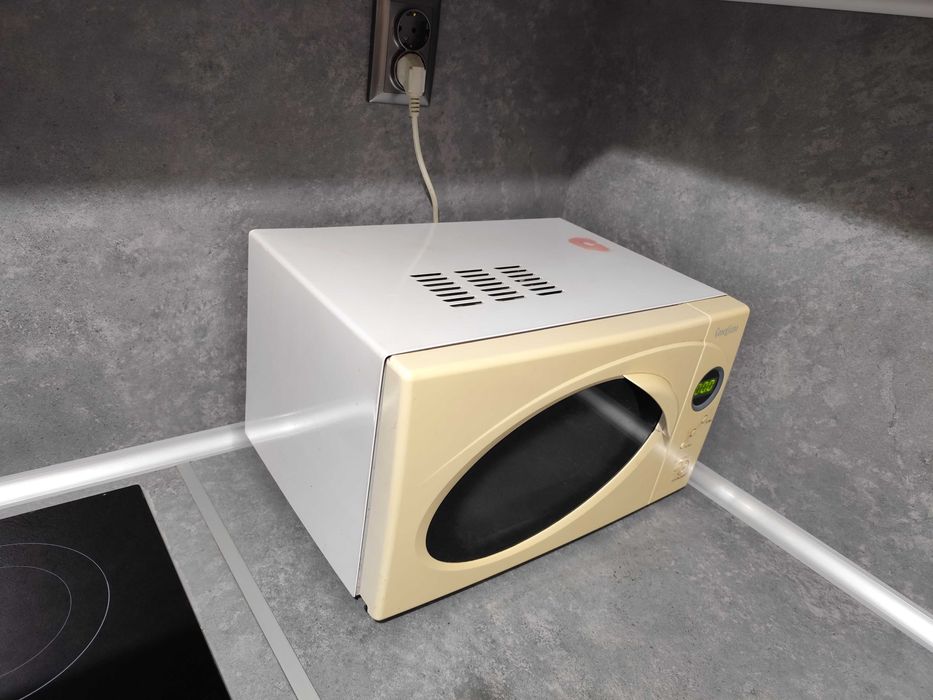 Продавам микровълнова фурна