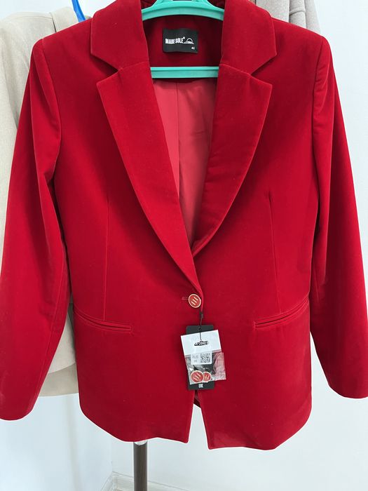 Красный бархатный женский пиджак