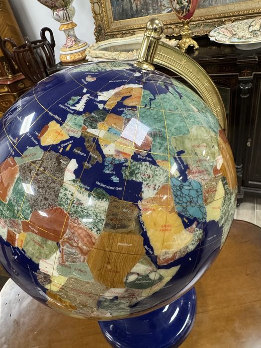 Glob pamantesc cu sidef si pietre semi-pretioase