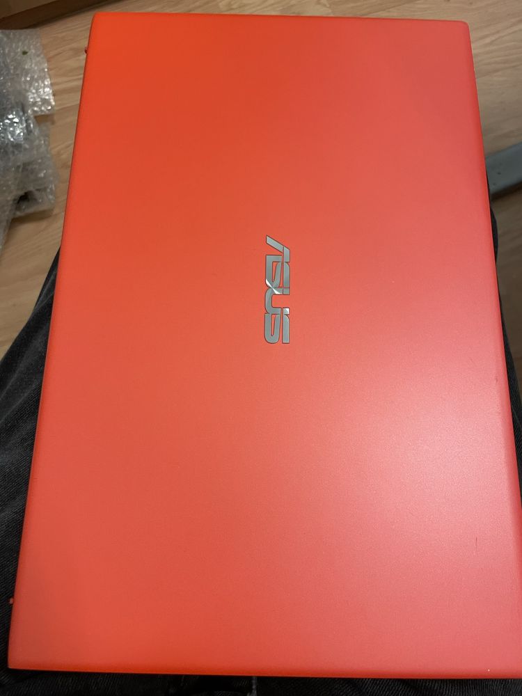 Laptop ASUS Vivobook X512DK cu procesor AMD Ryzen 5 3500U