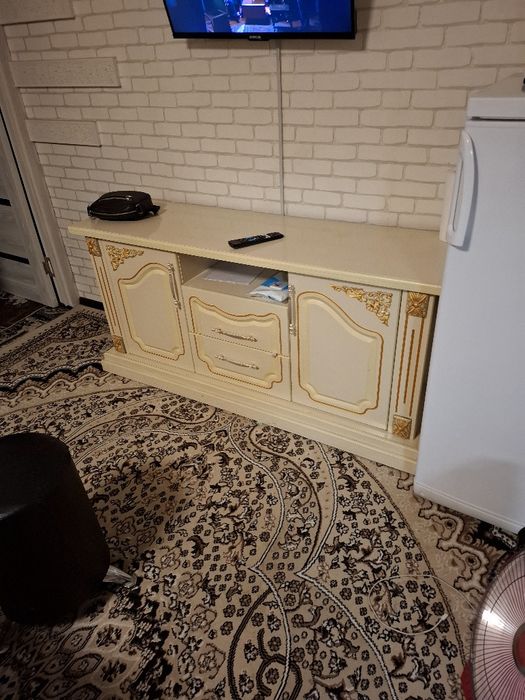 Mexmonxona garnituri sotiladi..