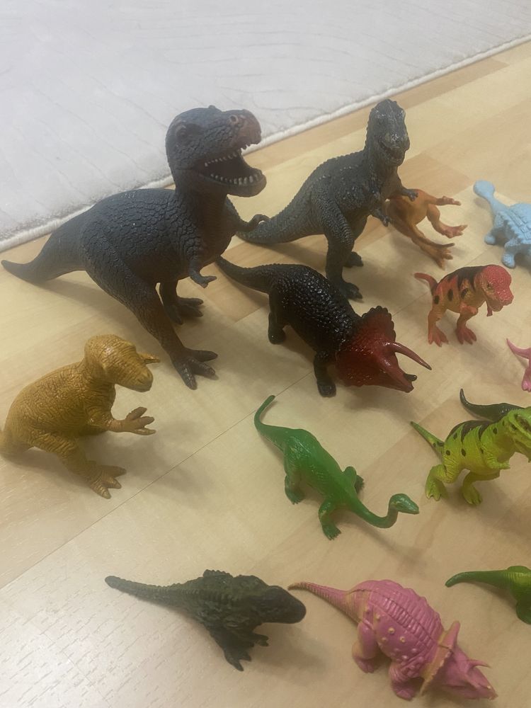 Lot dinozauri de diferite marimi